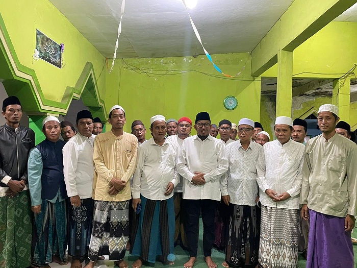 TETAP HORMAT: Cabup Sumenep Achmad Fauzi Wongsojudo berfoto bersama para ulama dan kiai di Ponpes Dlau&rsquo;ul Ulum Po&rsquo;tompo&rsquo;, Desa Tambaagung Ares, Kecamatan Ambunten, Jumat (1/11). (TIM FAHAM UNTUK JPRM)