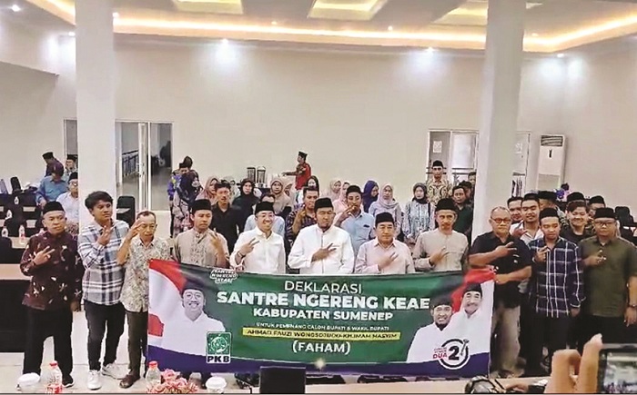 KOMPAK: Cabup Sumenep Achmad Fauzi Wongsojudo dan cawabup KH. Imam Hasyim berfoto bersama Barisan Santre Ngereng Keyae usai deklarasi dukungan di Hotel El Malik Minggu (3/11). (TIM FAHAM UNTUK JPRM)
