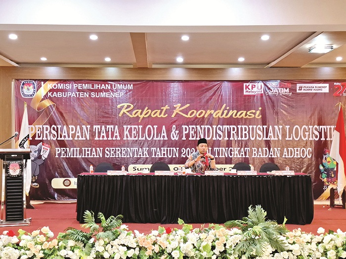 RAKOR: Ketua KPU Sumenep Nurussyamsi memberikan arahan kepada PPK terkait tata kelola pendistribusian logistik Pilkada Serentak 2024 di Hotel Musdalifah, Sumenep, Minggu (3/11). (MOH. LATIF/JPRM)