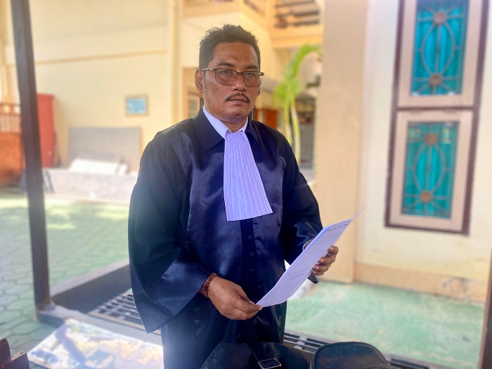 TEGAS: Ach. Suhari selaku penasihat hukum Maskur saat ditemui di PN Pamekasan, Kamis (31/10). (MOH. IQBAL AFGANI/JPRM)