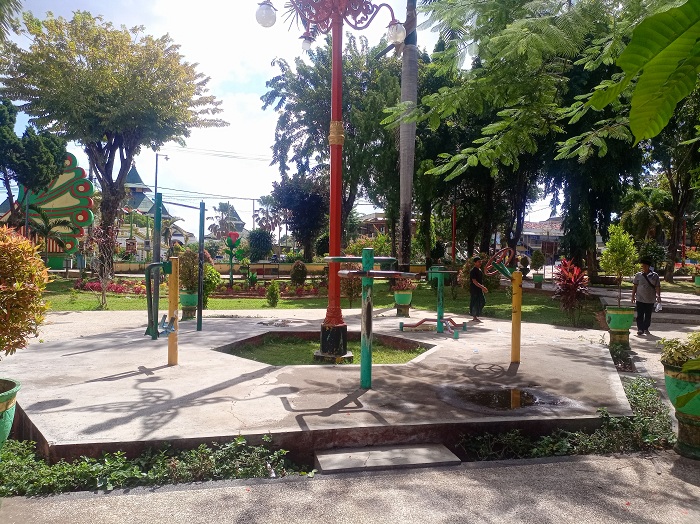 LENGANG: Warga bersantai di area Taman Pottre Koneng Sumenep, Minggu (3/11). (MOH. LATIF/JPRM)
