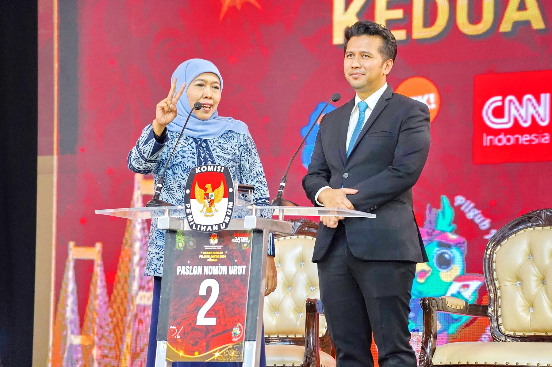 SALAM DUA JARI: Calon gubernur Jatim Khofifah Indar Parawansa dan wakil gubernur Emil Elestianto Dardak menyampaikan penyataan saat debat kedua di Grand City, Surabaya Minggu (3/11) malam.
