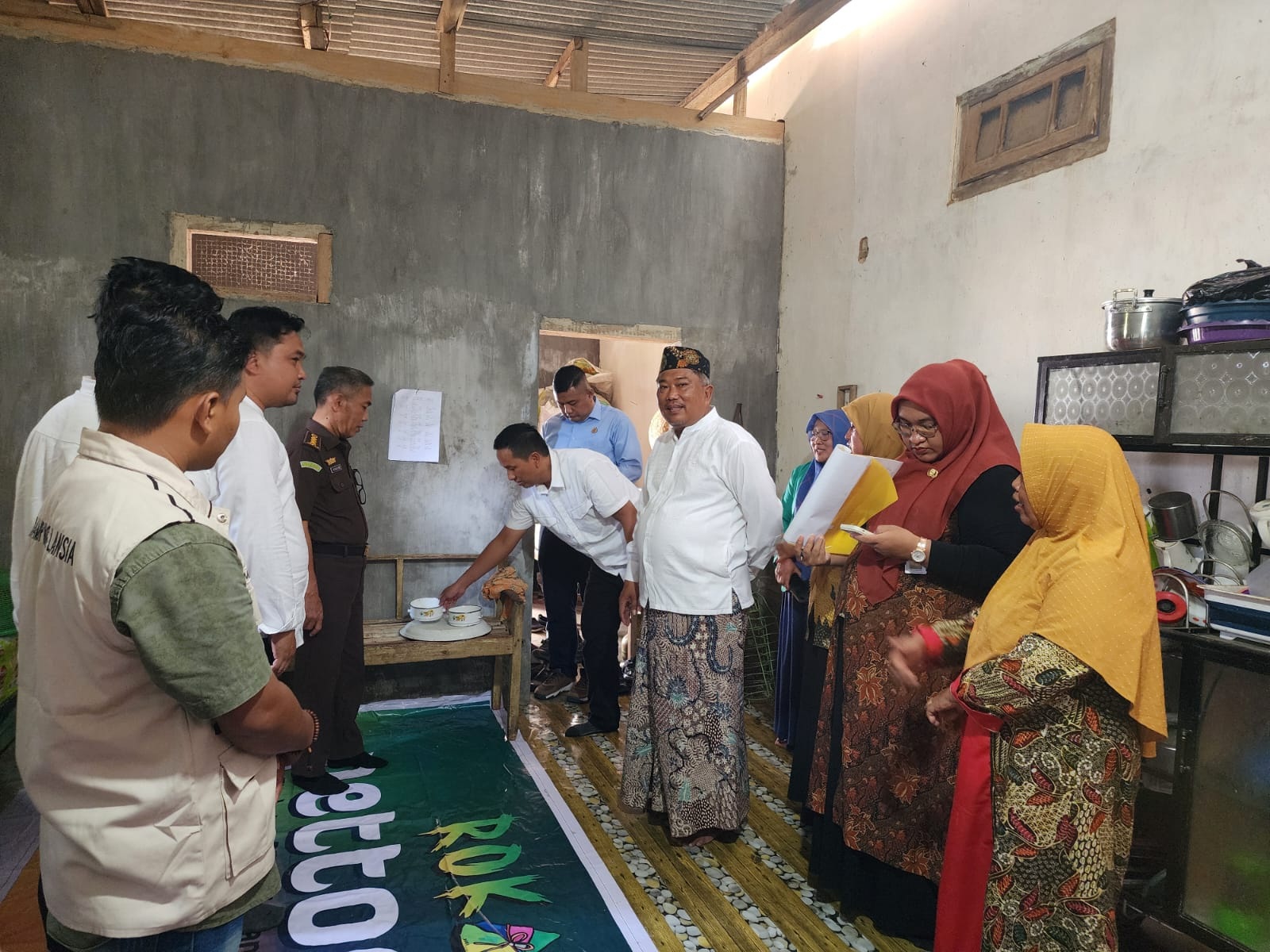MAKAN GRATIS: Dinsos Pamekasan melakukan monitoring ke dapur pelaksana program permakanan lansia di Desa Tlagah, Kecamatan Pegantenan, Selasa (22/10). (DINSOS UNTUK JPRM)