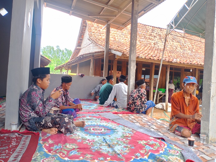 BERDUKA: Warga bertakziah ke rumah Duna di Desa Pajeruan, Kecamatan Kedungdung, Sampang, Senin (4/11). (UBAIDILLAHIR RA&rsquo;IE/JPRM)