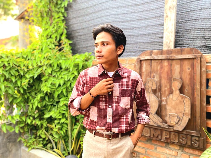 ELEGAN: Habibur Rohman tampil percaya diri dengan pakaian vintage yang dia kenakan Rabu (23/10). (FAHMI JALIL/JPRM)