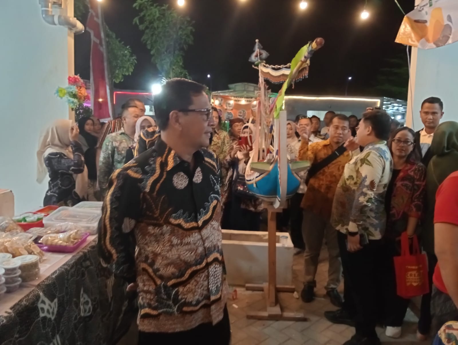 PANTAU: Pj Bupati Pamekasan Masrukin meninjau lokasi bazar UMKM di Food Colony Pamekasan, Senin (4/11) malam.