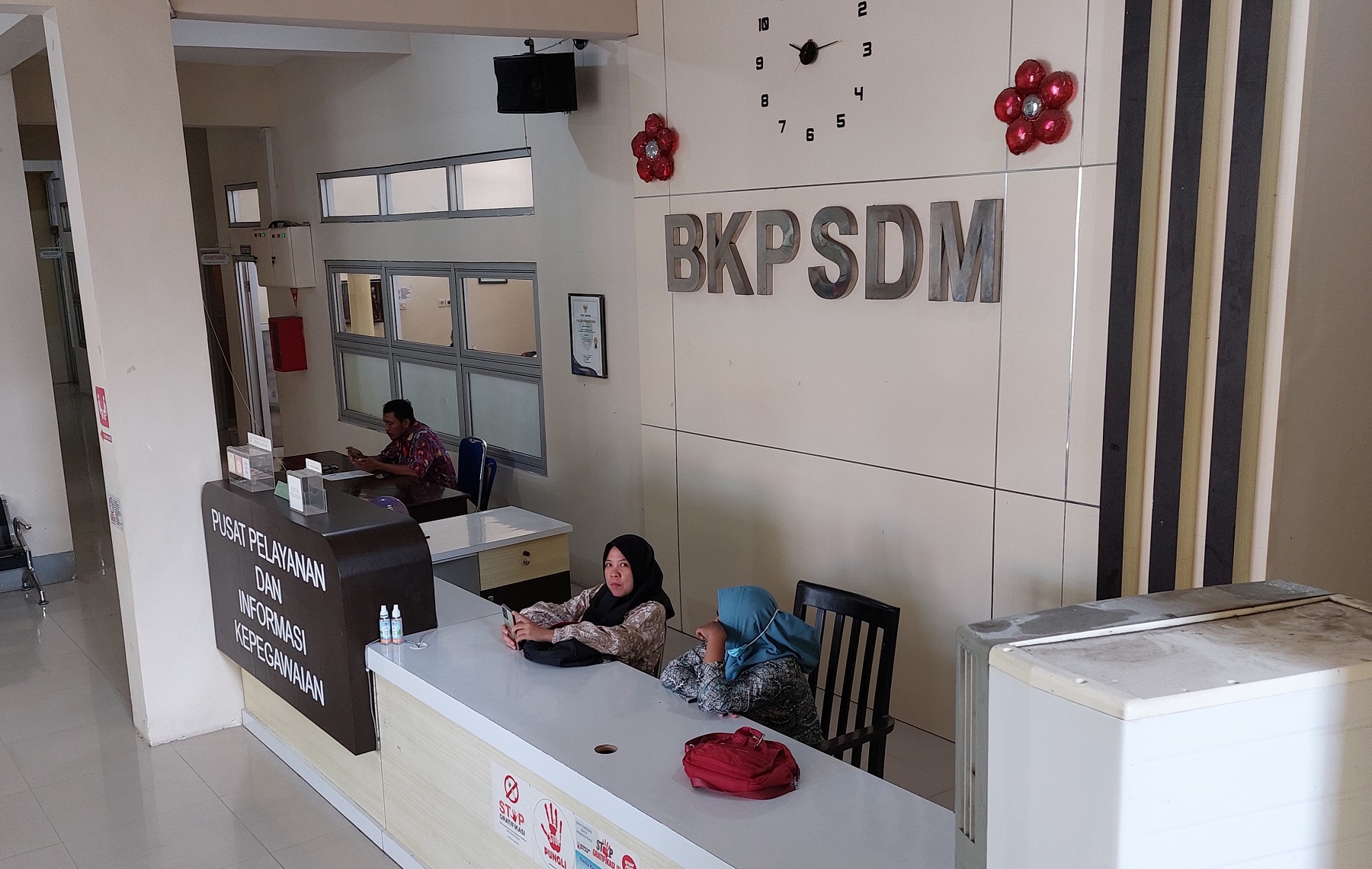 ABDI NEGARA: Sejumlah pegawai berada di ruang kerjanya di kantor BKPSDM Sampang Kamis (22/8). (JUNAIDI PONDIYANTO/JPRM)