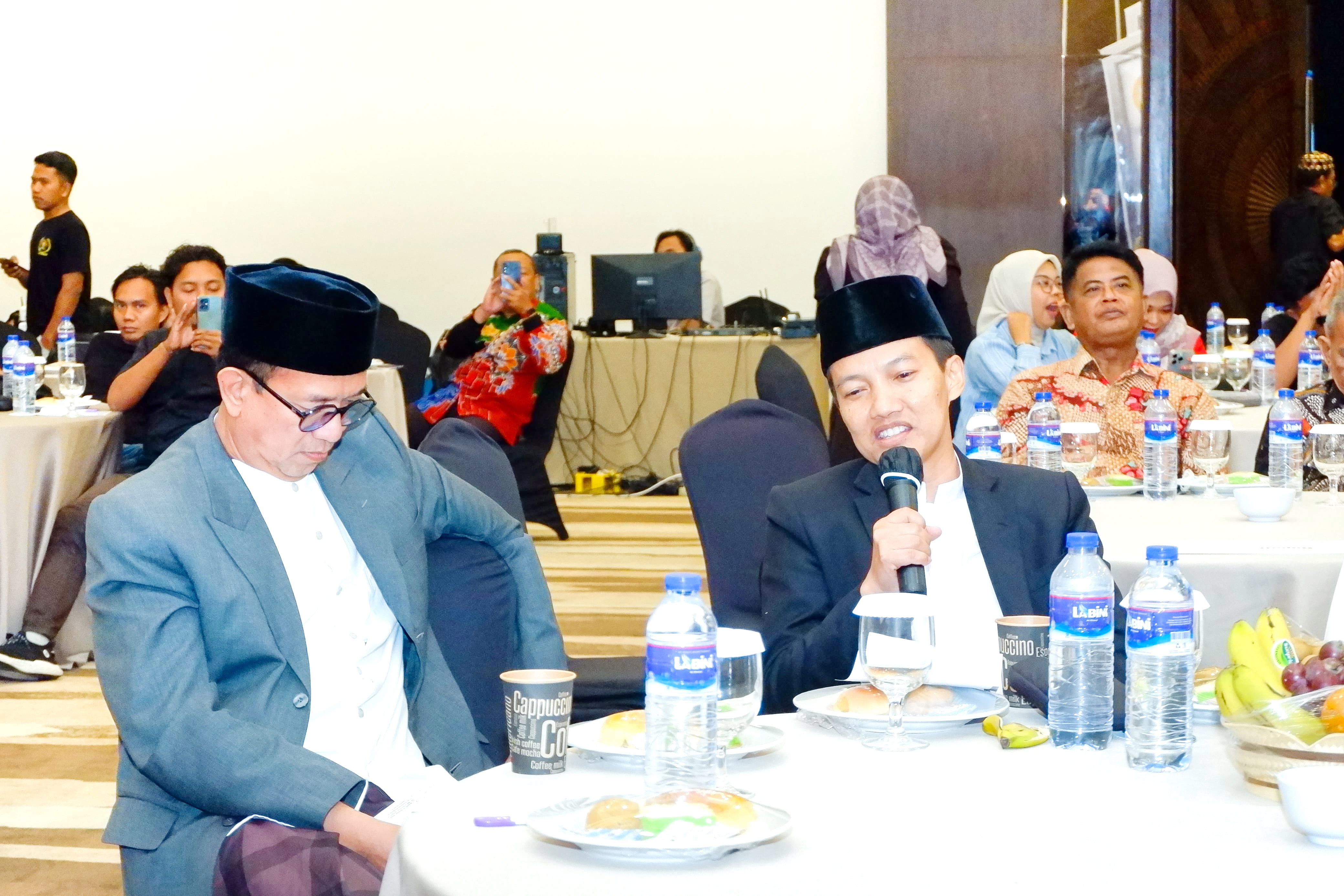 KOMPAK: Pasangan calon bupati dan wakil bupati Sumenep Ali Fikri dan Muh. Unais Ali Hisyam menghadiri kegiatan diskusi di salah satu hotel di Pamekasan. (TIM FINAL UNTUK JPRM)