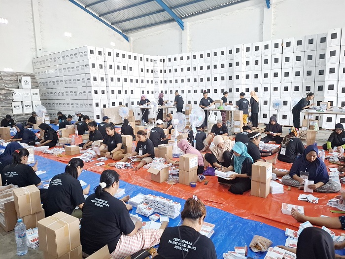 FOKUS: Para pekerja saat melakukan proses sortir-lipat surat suara di gudang logistik KPU Sumenep di jalan lingkar barat, Desa Babbalan, Kecamatan Batuan, Selasa (29/10). (MOH. LATIF/JPRM)