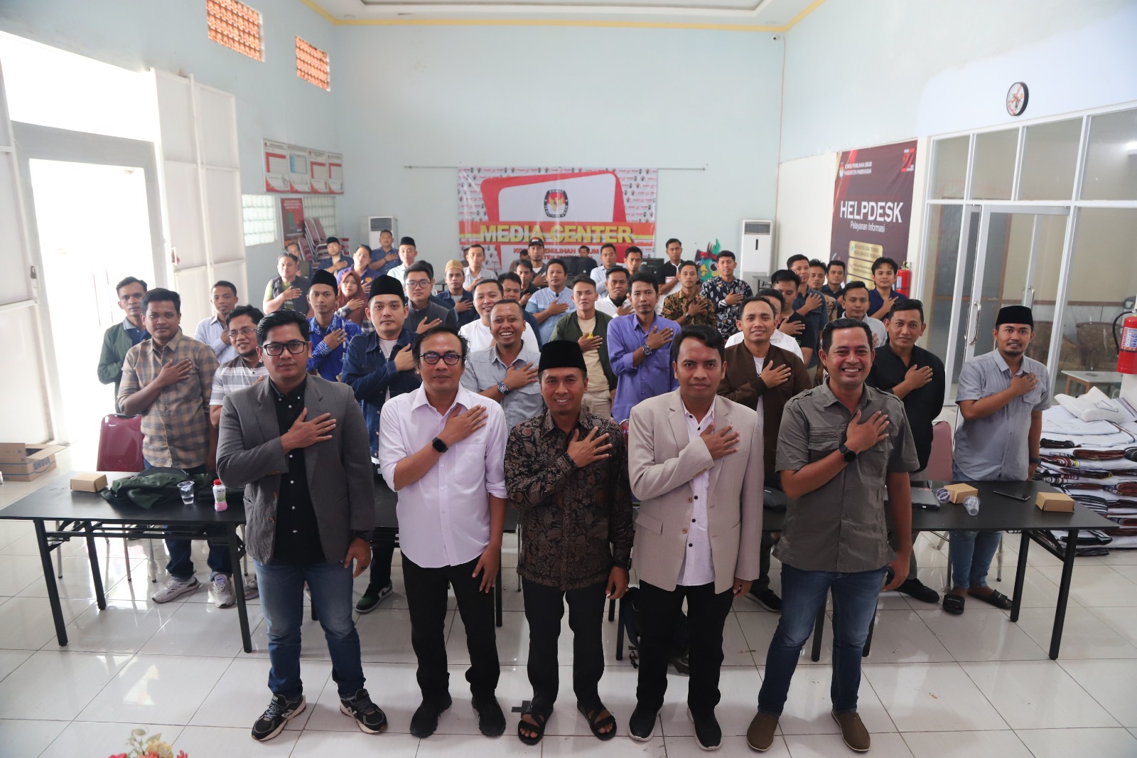 MANTAPKAN PILKADA: Komisioner KPU Pamekasan berfoto bersama PPK setelah &nbsp;kegiatan TOT, Minggu (3/11). (KPU PAMEKASAN UNTUK JPRM)