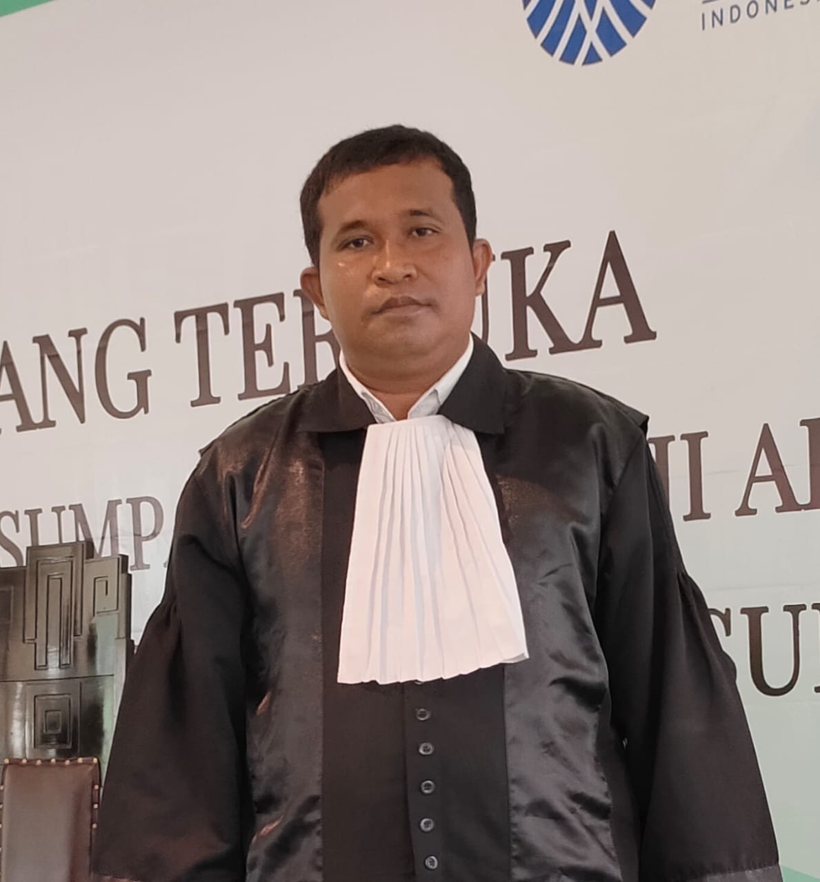 BERKOMENTAR: Pengacara korban agen Pegadaian Pamekasan Abd. Kholis dalam suatu kegiatan. (ABD. KHOLIS UNTUK JPRM)