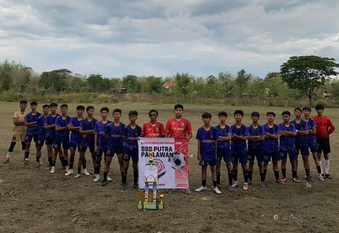 SANG JUARA: Tim kesebelasan klub Putra Pahlawan siap maju Kompetisi Piala Soeratin Jatim usai menang di kejuaraan internal Askab PSSI Sampang di lapangan Krampon, Sampang, Senin (4/11).