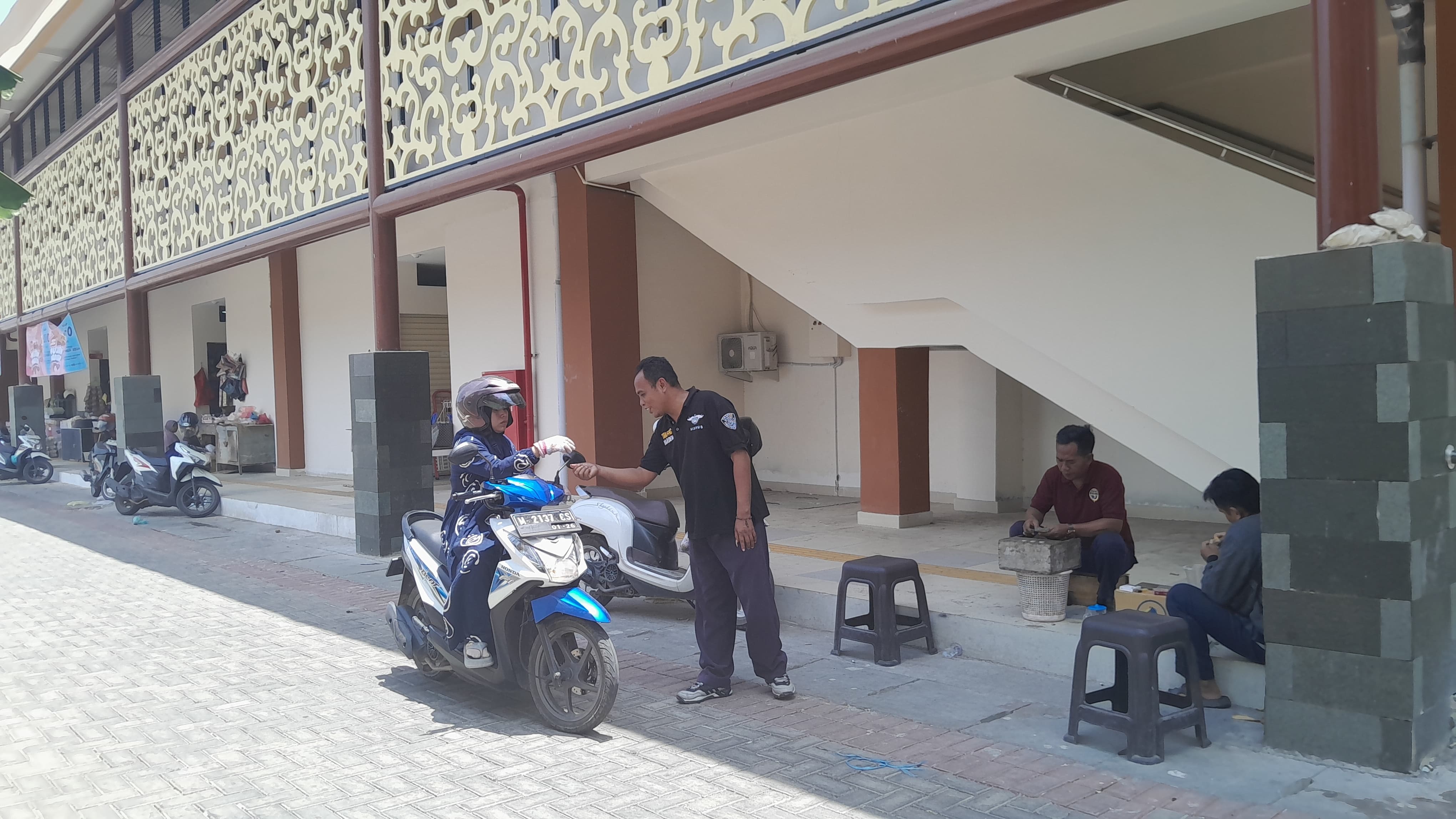 SUMBER PAD: Jukir retribusi parkir secara manual di Pasar Kolpajung, Pamekasan, Kamis (24/10). (KHOLIL RAMLI/JPRM)