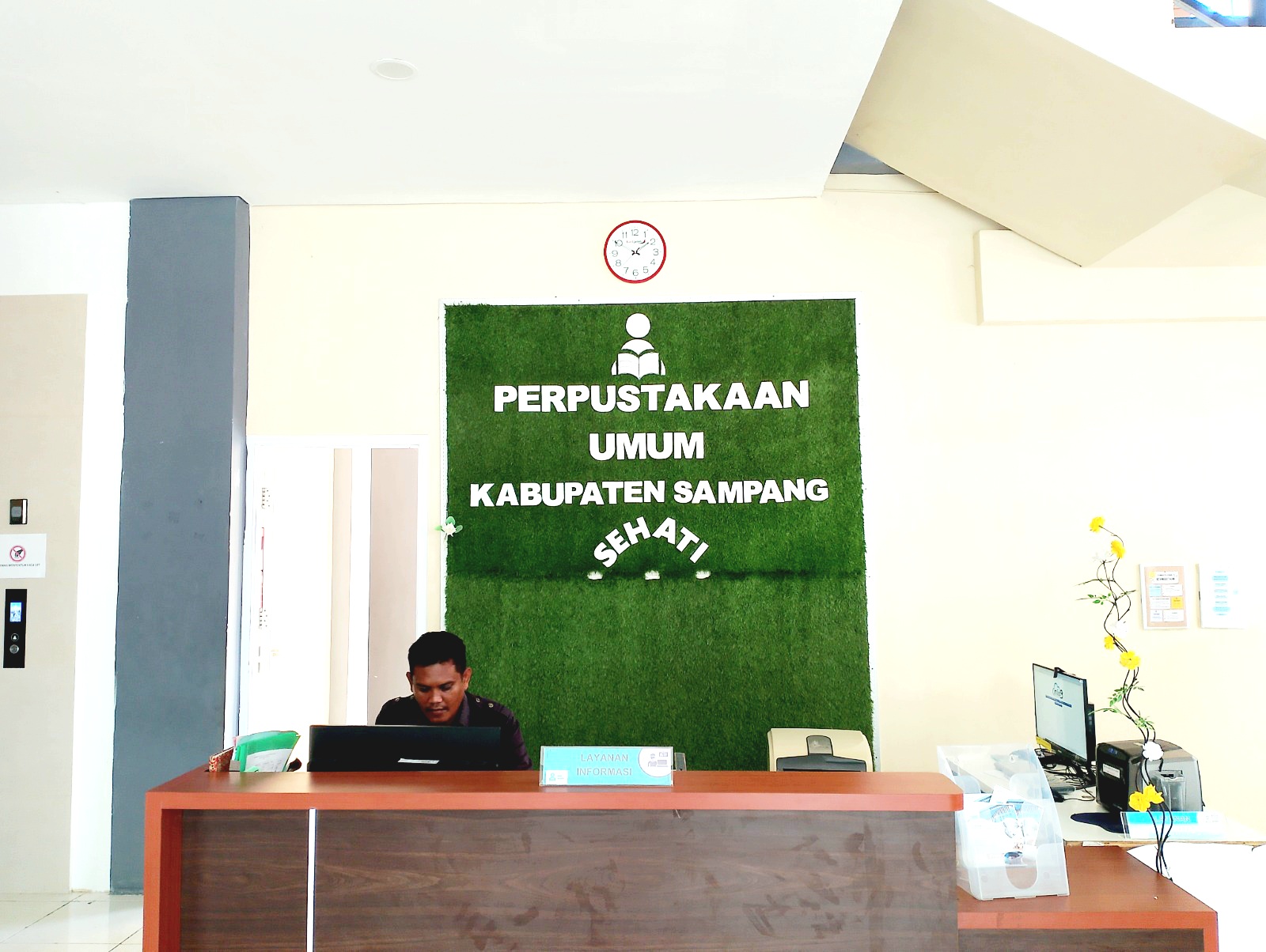 LENGANG: Petugas keamanan sedang berada di ruang resepsionis Senin (4/11). (UBAIDILLAHIR RAIE/JPRM)