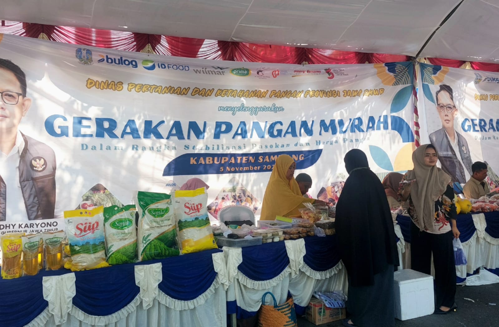 KEBUTUHAN POKOK: Sejumlah warga tengah mengunjungi Pasar Murah yang diselenggarakan di depan Monumen Trunojoyo Sampang, Selasa (5/11).