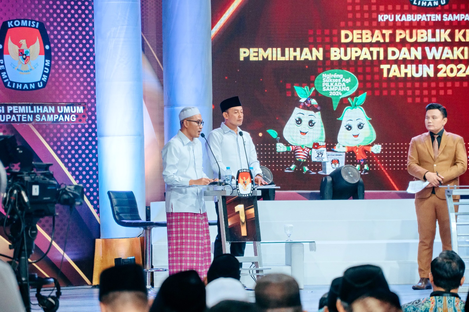 BERWIBAWA: Paslon nomor urut 1 Muhammad bin Muafi Zaini dan Abdullah Hidayat  mengikuti debat perdana paslon Pilkada Sampang 2024 di Studio JTV, Surabaya, Senin (4/11) malam.
