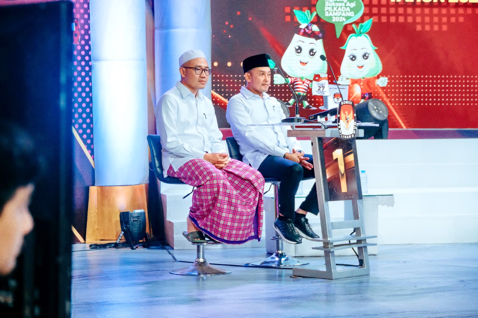 CALON PEMIMPIN: Paslon nomor urut 1 Mandat saat mengikuti debat perdana Pilkada Sampang 2024 di Studio JTV, Surabaya, Senin (4/11) malam.
