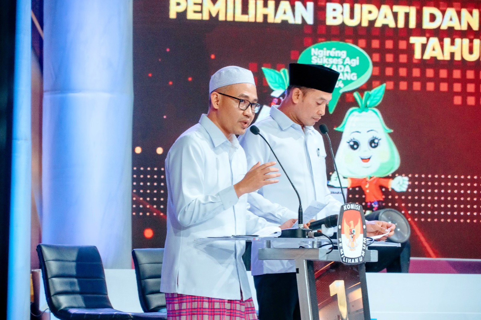 TEGAS: Cabup nomor urut 1 Muhammad bin Muafi Zaini didampingi wakilnya Abdullah Hidayat menyampaikan visi-misi saat debat perdana Pilkada Sampang 2024 di Studio JTV, Surabaya, Senin (4/11) malam.