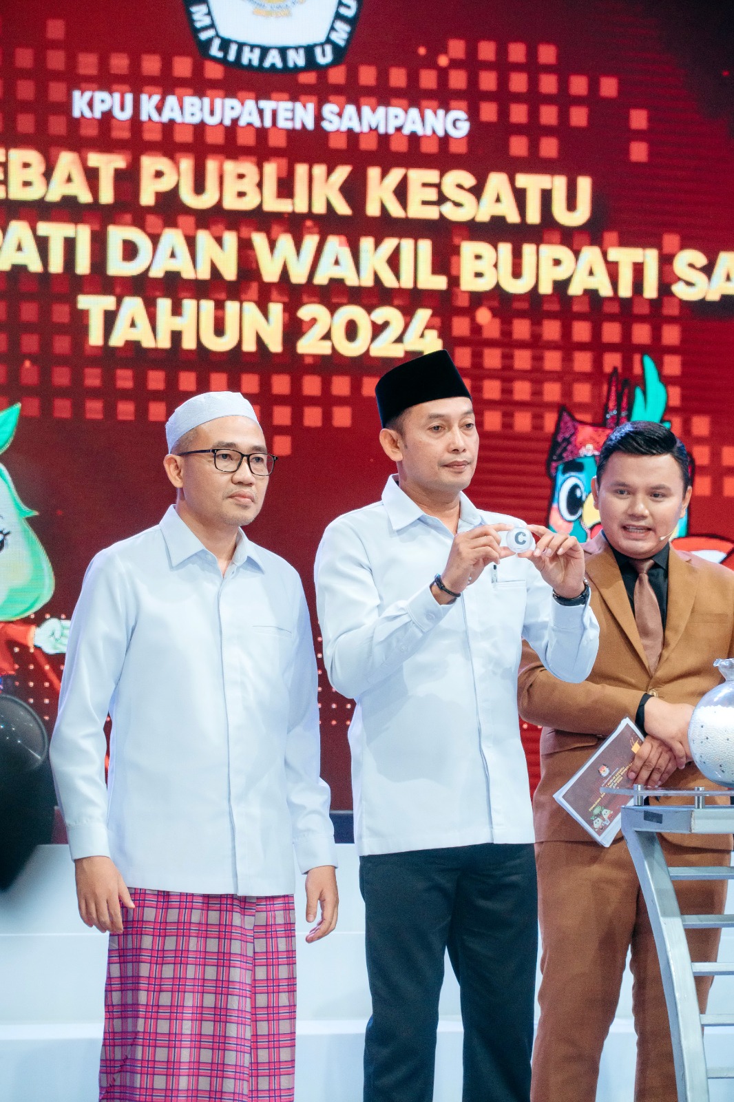 SALING MELENGKAPI: Cawabup nomor urut 1 Abdullah Hidayat menunjukkan kode pernyataan didampingi cabup Muhammad bin Muafi Zaini saat debat perdana Pilkada Sampang 2024.