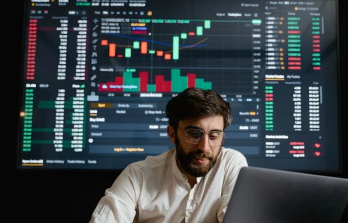 Perkembangan cryptocurrency setiap harinya semakin bertambah, bahkan sekarang ini mata uang crypto menjadi instrumen investasi. (Ilustrasi trading by pexels)