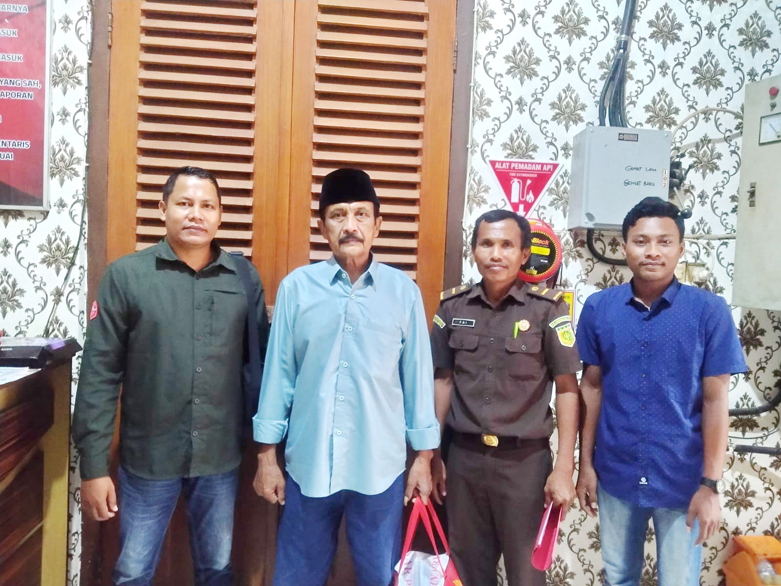 EKSEKUSI: Siswanto (dua dari kiri) didampingi pengacaranya dan petugas tahanan Kejari Pamekasan Rifai berada di Lapas Kelas II-A Pamekasan, Rabu (6/11). (ISTIMEWA)