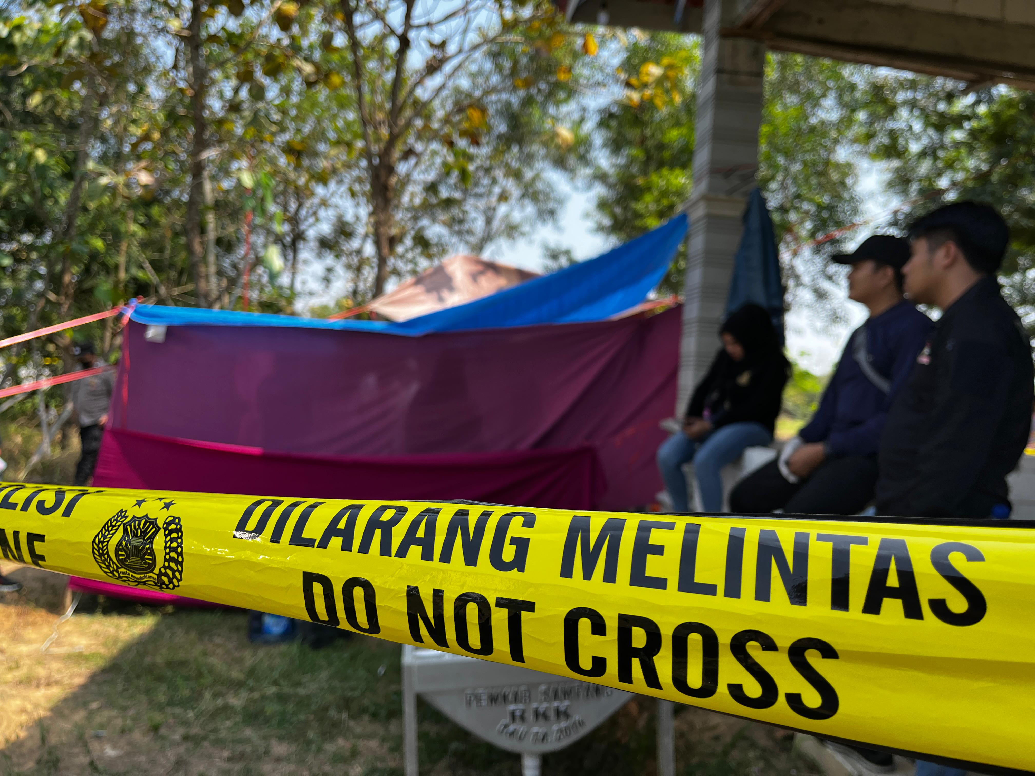 TERUS DIUNGKAP: Polisi saat memeriksa jenazah Siti Aisyah korban pembunuhan di Kecamatan Tambelangan, Sampang beberapa waktu lalu.