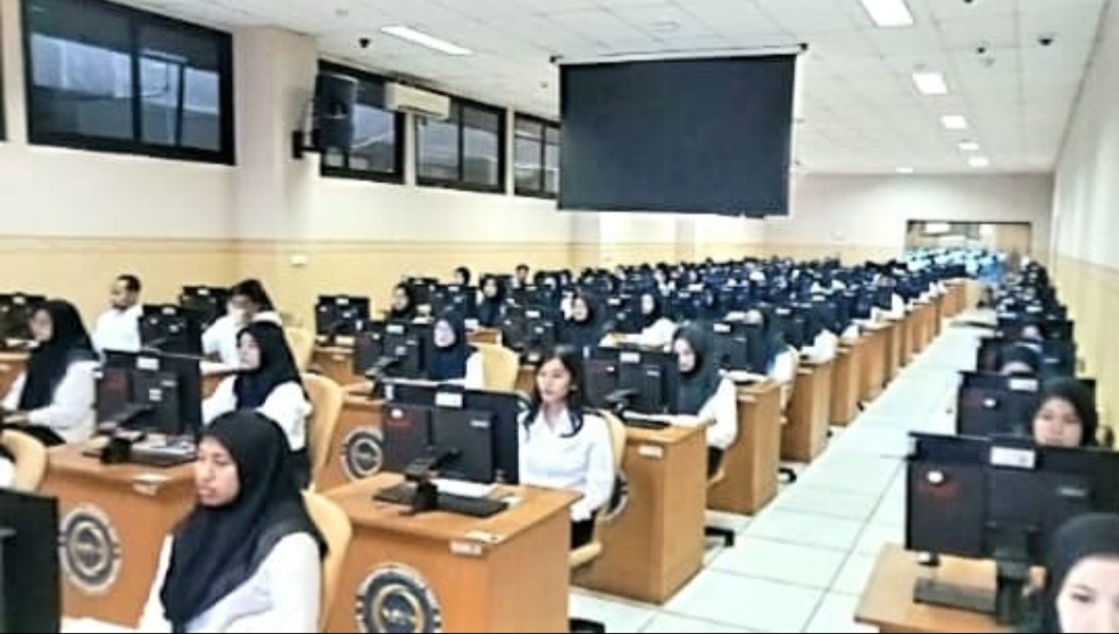 SEDANG UJIAN: Sejumlah peserta rekrutmen CPNS Sampang mengikuti seleksi kompetensi dasar di kantor BKN II Surabaya, Selasa (5/11).