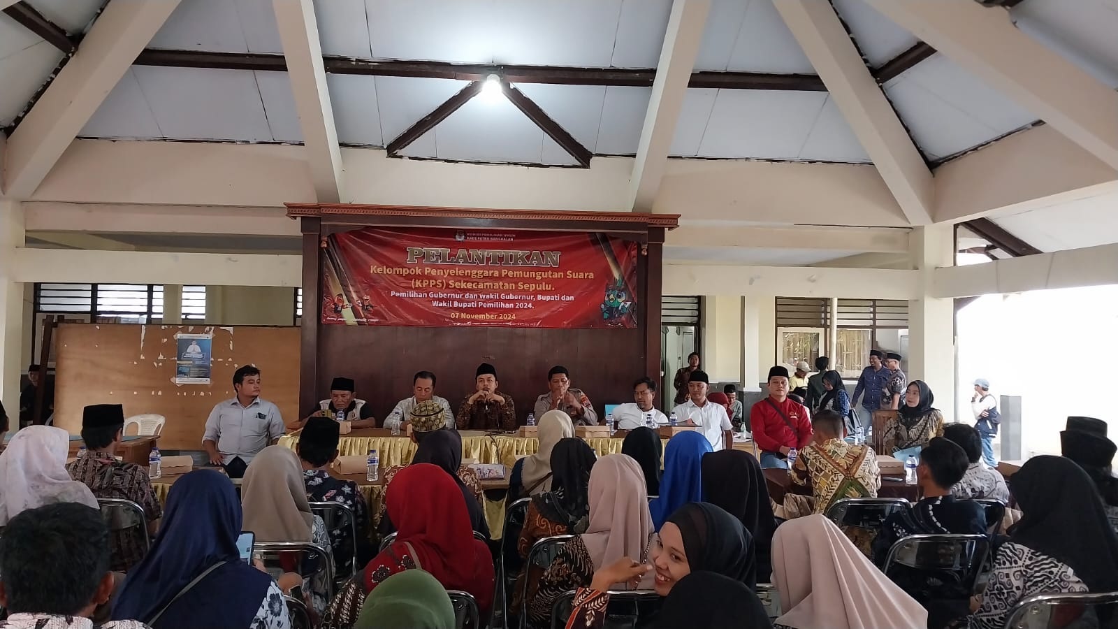 EDUKASI: Ketua PPK Sepulu Muhammad Mukaffi memberikan arahan kepada KPPS yang baru dilantik, Kamis (7/11). (PPK SEPULU UNTUK JPRM)
