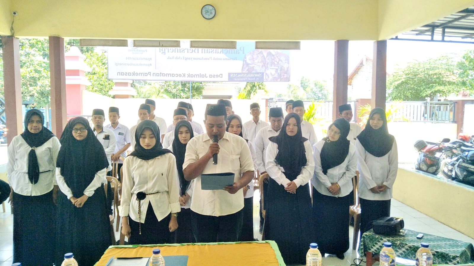 KHIDMAT: Petugas KPPS Kelurahan Gladak Anyar mengikuti pelantikan, Kamis (7/11).
