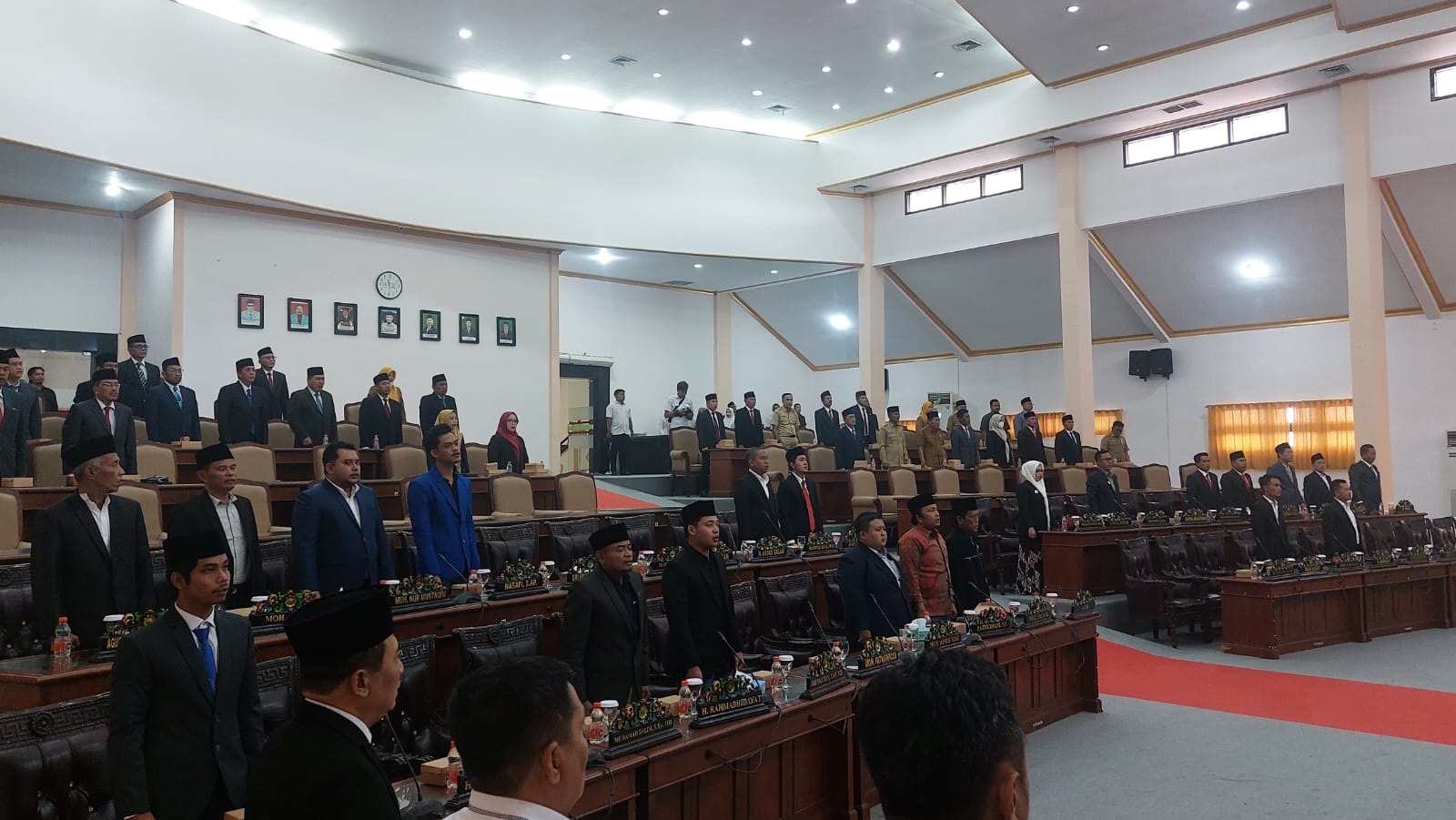 WAKIL RAKYAT: Sejumlah anggota dewan tengah mengikuti sidang paripurna di kantor DPRD Sampang, Senin (4/11)