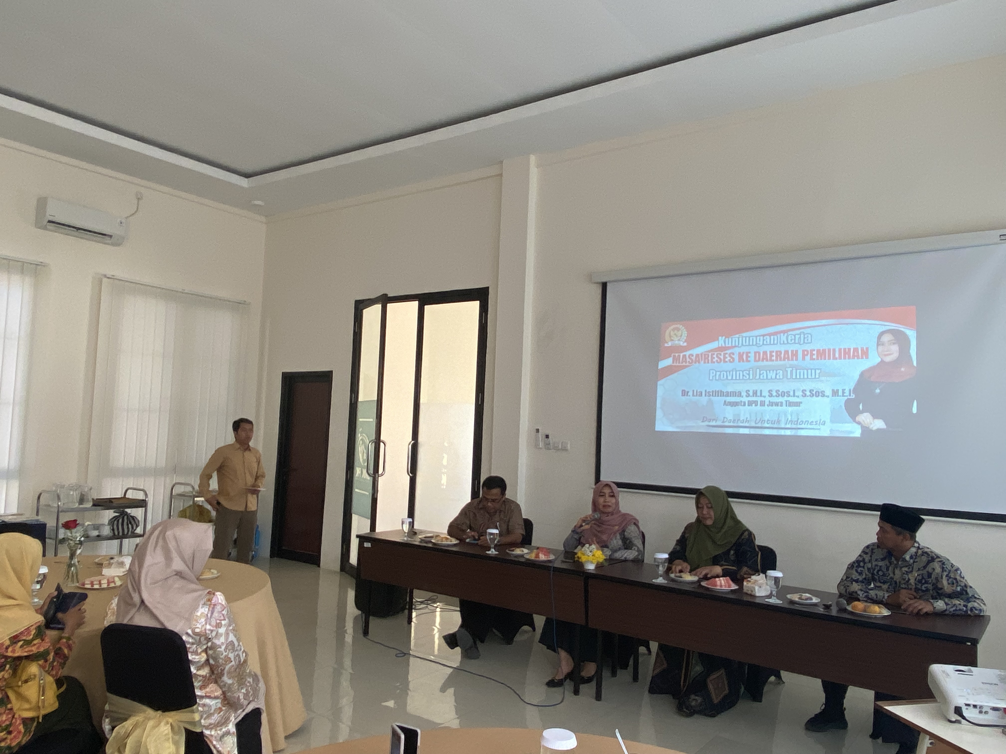 KOMUNIKATIF: Anggota DPD RI Lia Istifhama berdialog interaktif dengan perwakilan kepala SMA-SMK negeri dan swasta di SMKN 3 Bangkalan, Kamis (7/11). (JUPRI/JPRM)