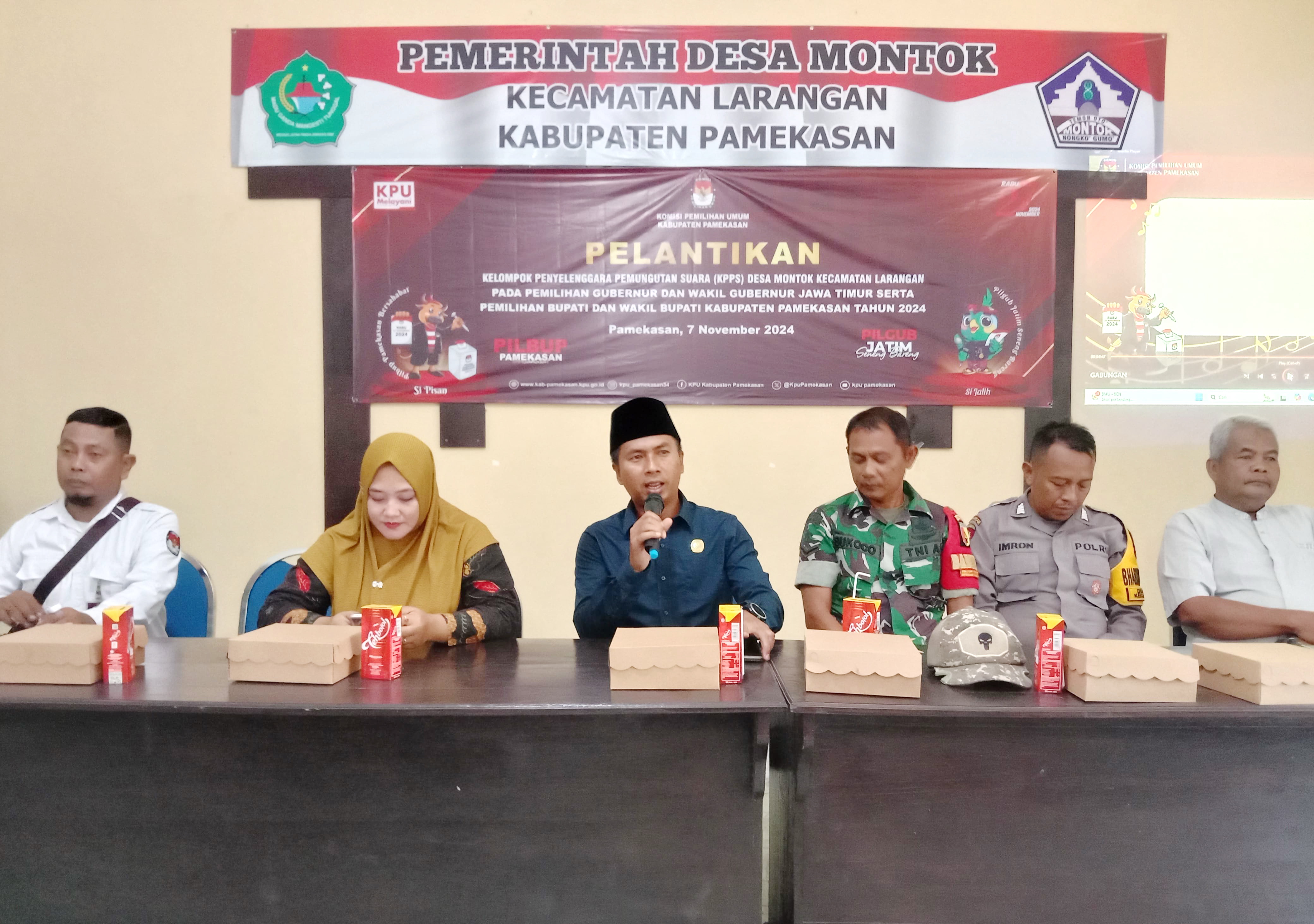 AGAMAIS: Ketua Divisi Keuangan, Umum, Rumah Tangga, dan Logistik KPU Pamekasan Mahdi memberikan arahan saat pelantikan KPPS di Desa Montok, Kecamatan Larangan, Kamis (7/11).