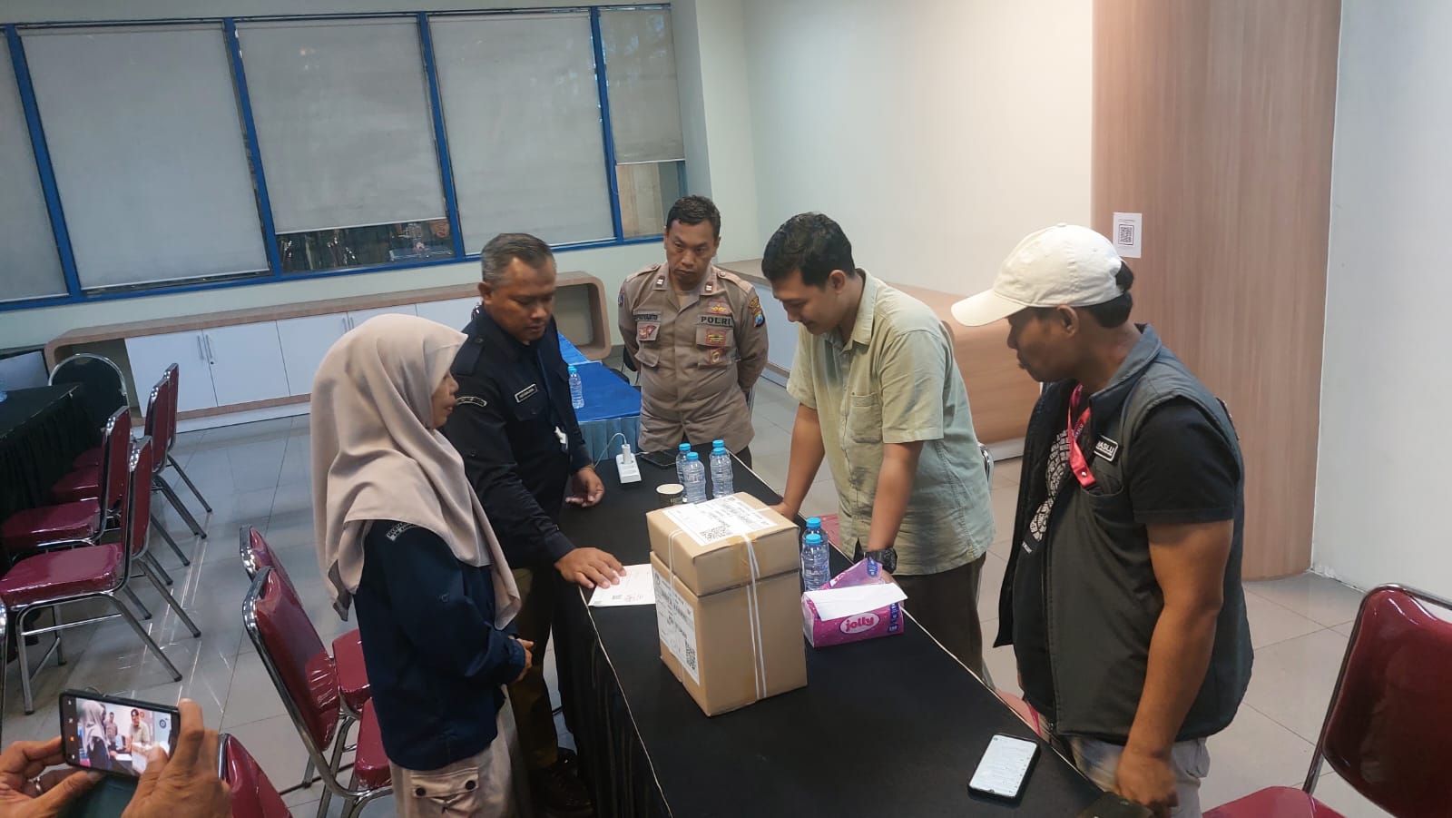 HARUS TEPAT: Komisioner Bawaslu Sampang Mat Sodik (topi putih) saat mengawasi pengambilan kekurangan surat suara di kantor percetakan Temprina, Kabupaten Gersik, Rabu (6/11). (JUNAIDI PONDIYANTO/JPRM)
