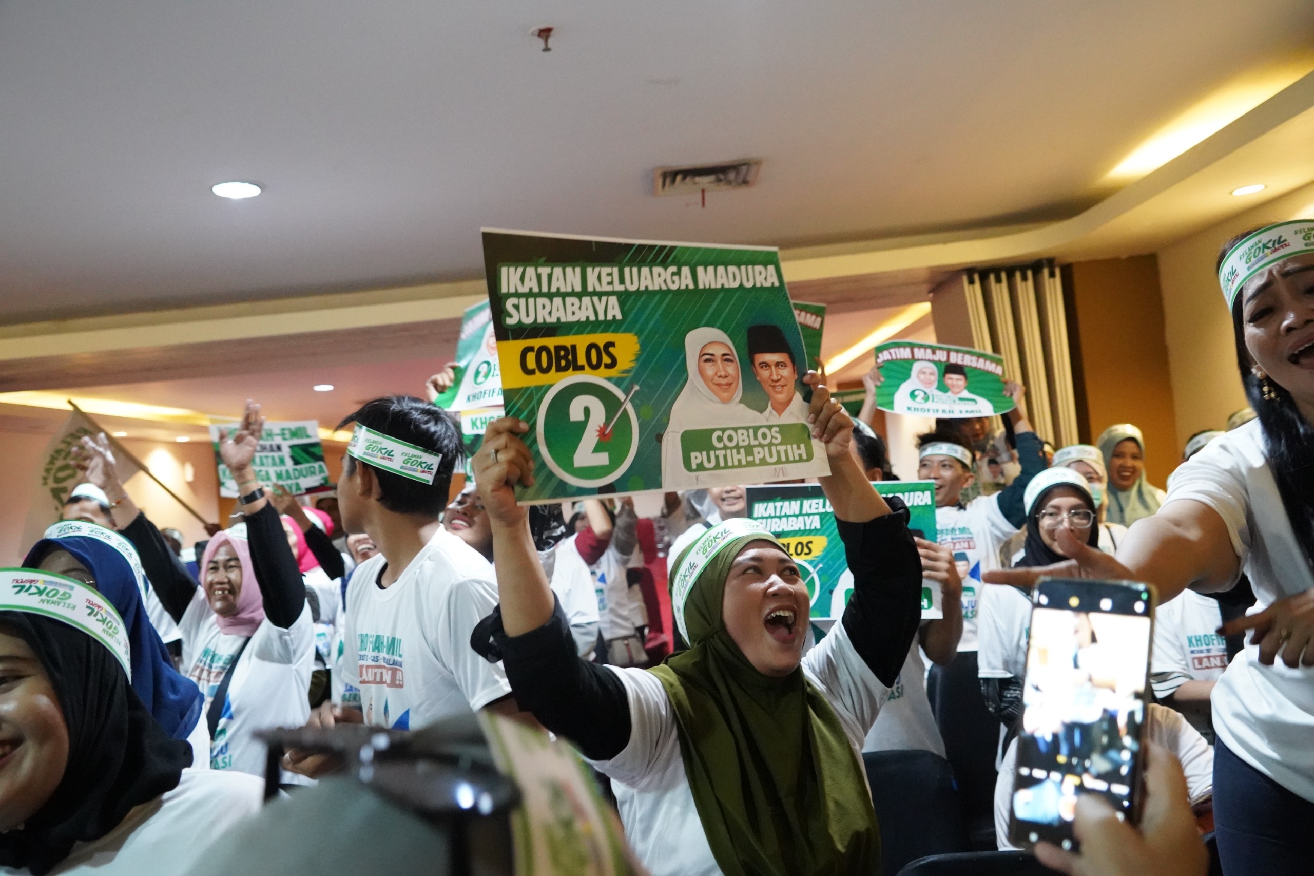 ALL OUT: Para simpatisan berteriak mendukung pasangan calon Khofifah Indar Parawansa-Emil Dardak pada Pilgub Jatim 2024-2029.