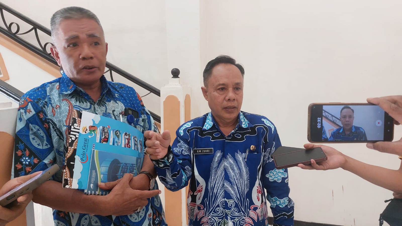 BERI PENJELASAN: Plt Direktur Perumdam Trunojoyo Sampang M. Zuhri (kanan) ketika ditemui awak media di kantor DPRD Sampang, Kamis (7/11). (JUNAIDI PONDIYANTO/JPRM)