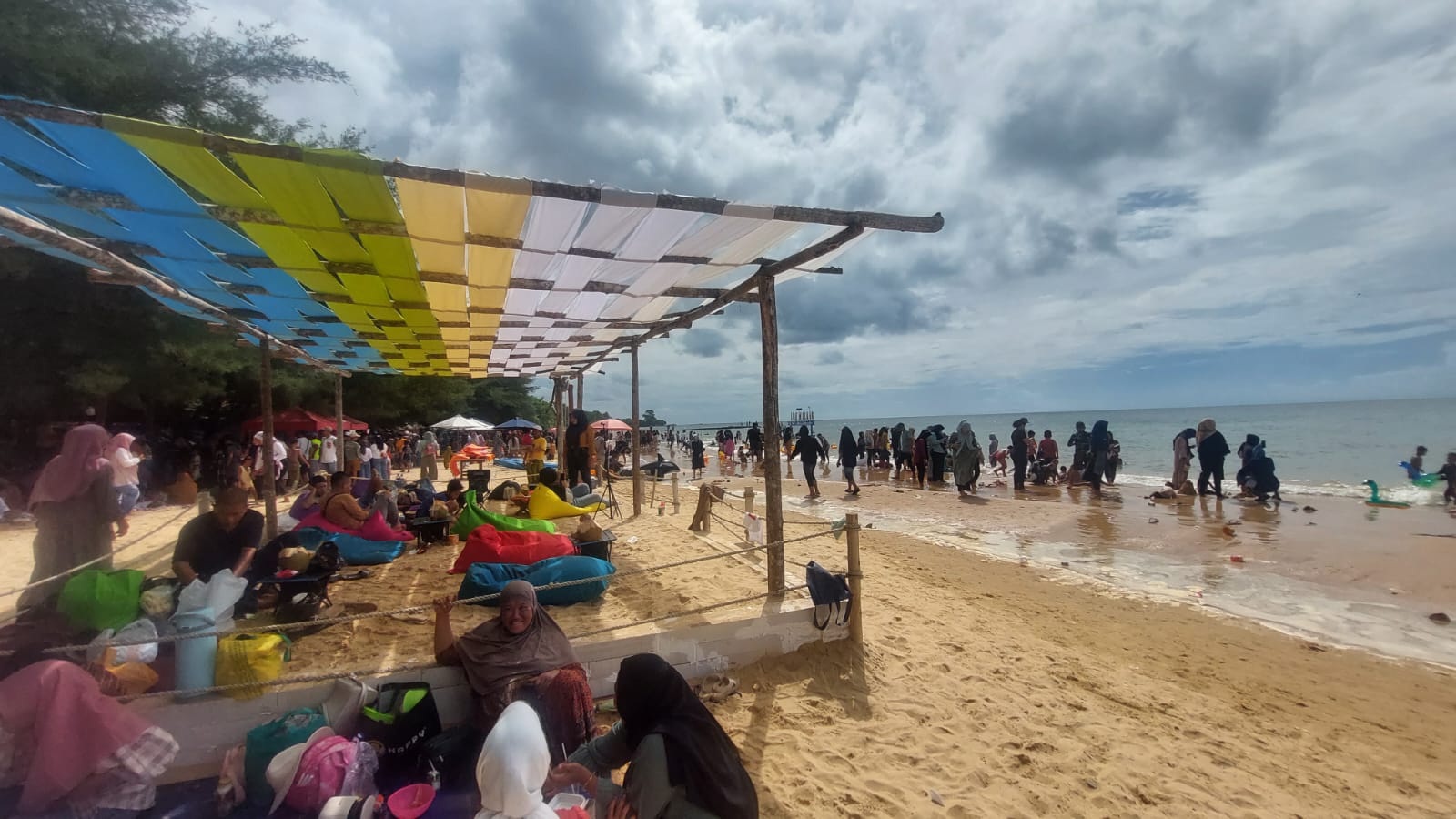 ASYIK: Pengunjung tengah bersantai di area wisata Pantai Lon Malang di Desa Bira Tengah, Kecamatan Sokobanah, Sampang, Rabu (17/4). (JUNAIDI PONDIYANTO/JPRM)