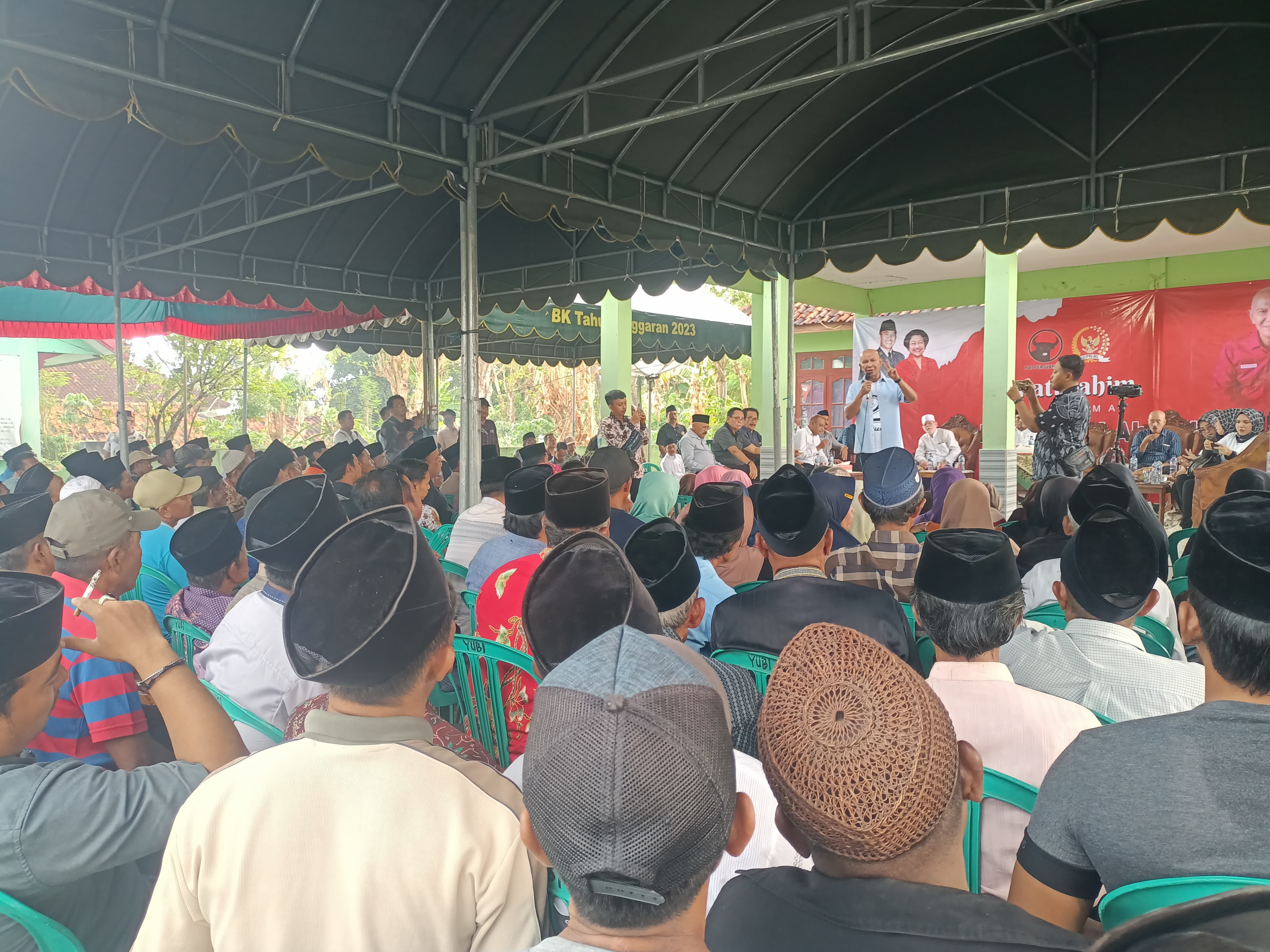 MERAKYAT: Anggota DPR RI MH Said Abdullah (pegang mikrofon) saat menyampaikan sambutan dalam kegiatan silaturahmi yang diselenggarakan di Desa Belluk Raje, Kecamatan Ambunten, Jumat (8/11).