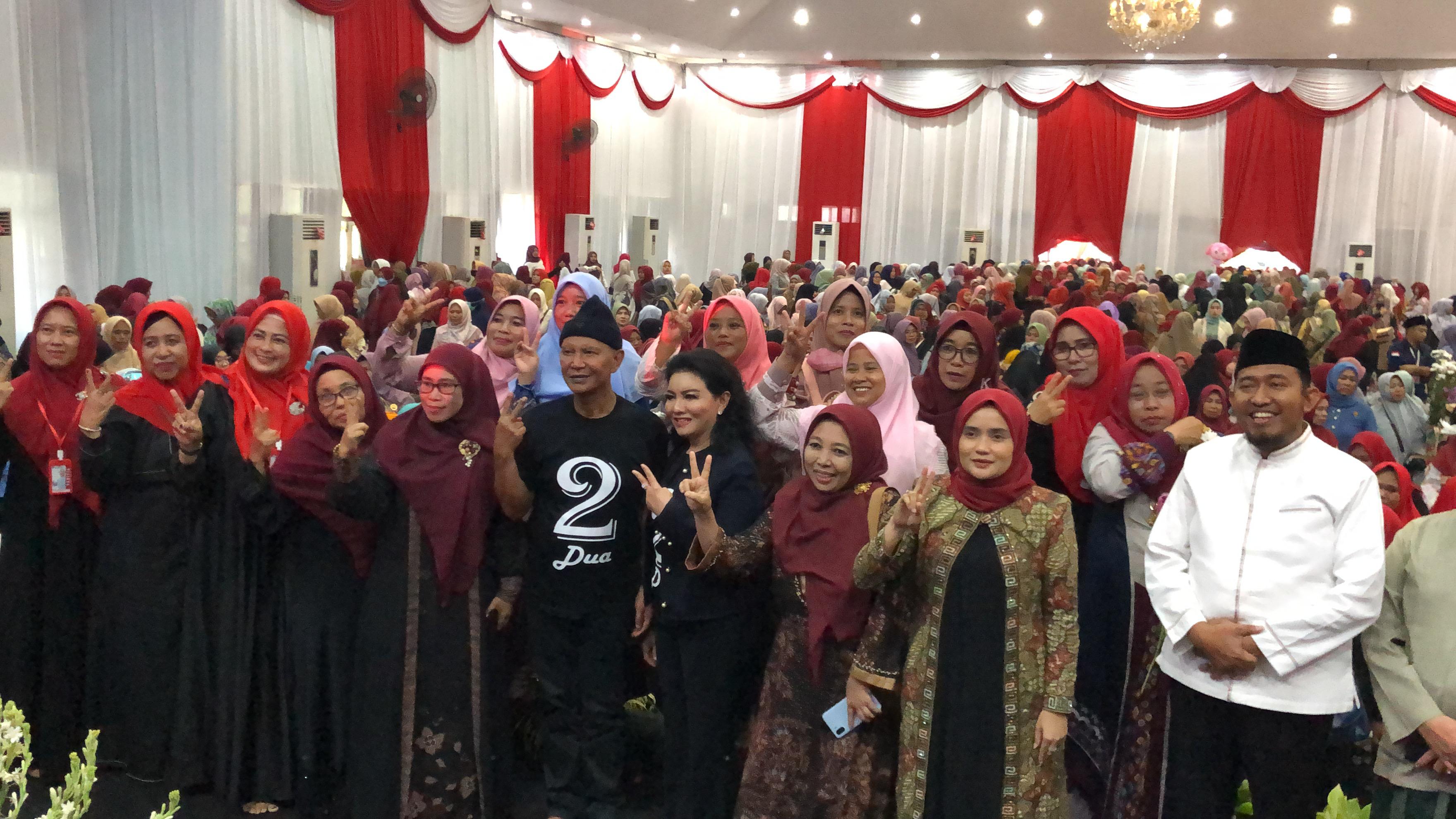 DISAMBUT ANTUSIAS: Anggota DPR RI MH Said Abdullah (tengah, baju hitam) berfoto bersama ibu-ibu dalam acara silaturahmi yang terselenggara di gedung Korpri, Jumat (8/11). (MOH. IQBAL/JPRM)