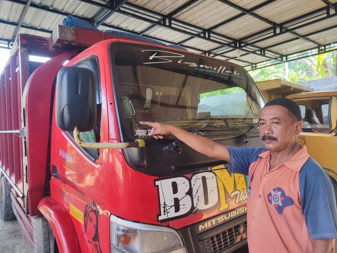 RETAK: Ach. Zaini menunjukkan kaca truk yang retak lantaran lemparan batu di rumahnya Desa Blumbungan, Kecamatan Larangan, Pamekasan, Kamis (7/11). (LAILIYATUN NURIYAH/JPRM)