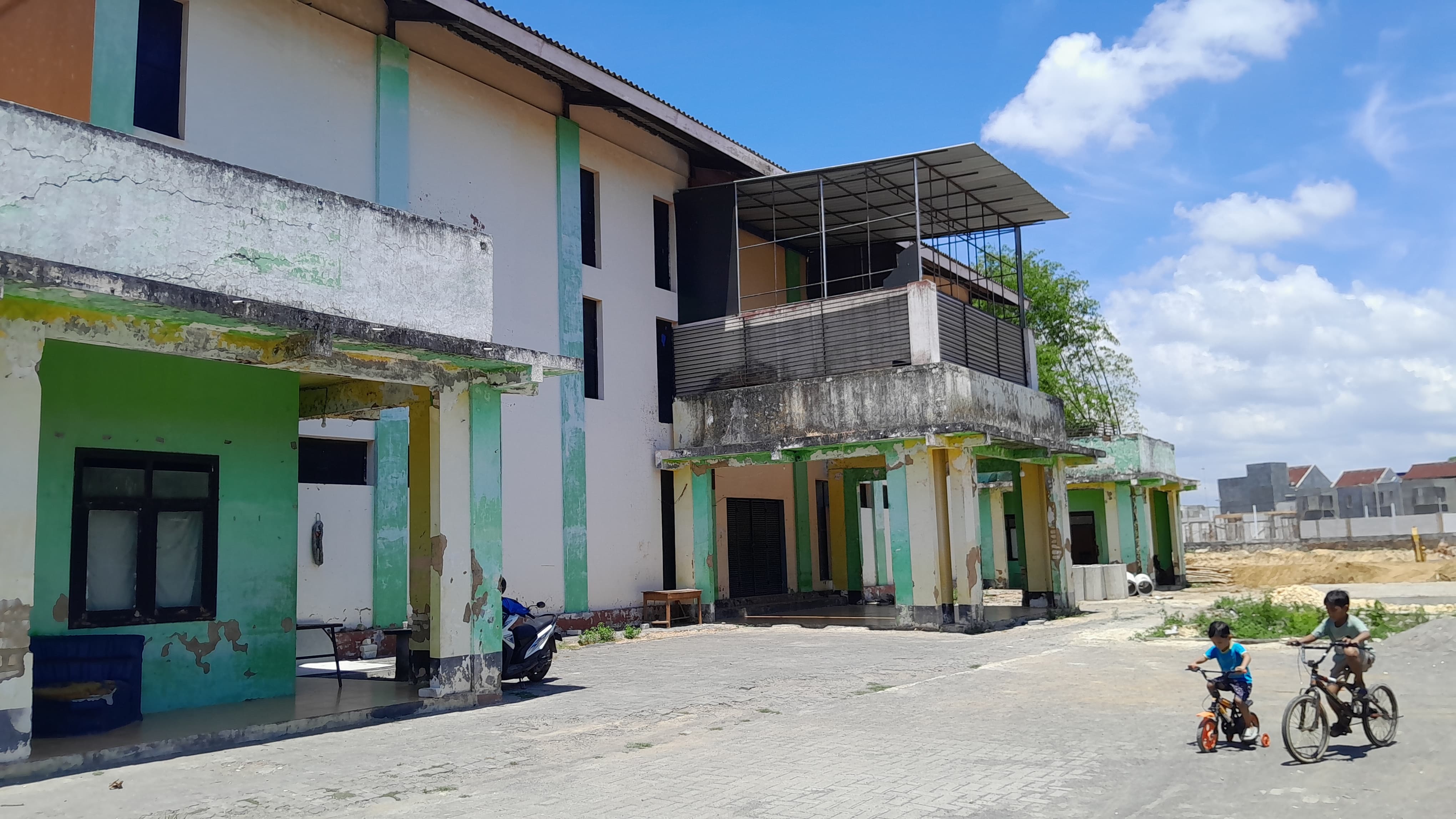 MINIM PERAWATAN: Dua anak-anak bersepeda di halaman depan GOR. M. Tabrani, Pamekasan, Sabtu (9/11). (KHOLIL RAMLI/JPRM)