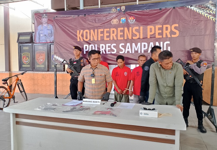 UNGKAP KASUS: Kasatreskrim Polres Sampang AKP Sigit Nursiyo Dwiyugo (pegang mik) saat kegiatan konferensi pers di Polres Sampang, Kamis (7/11). (UBAIDILLAHIR RAIE/JPRM)