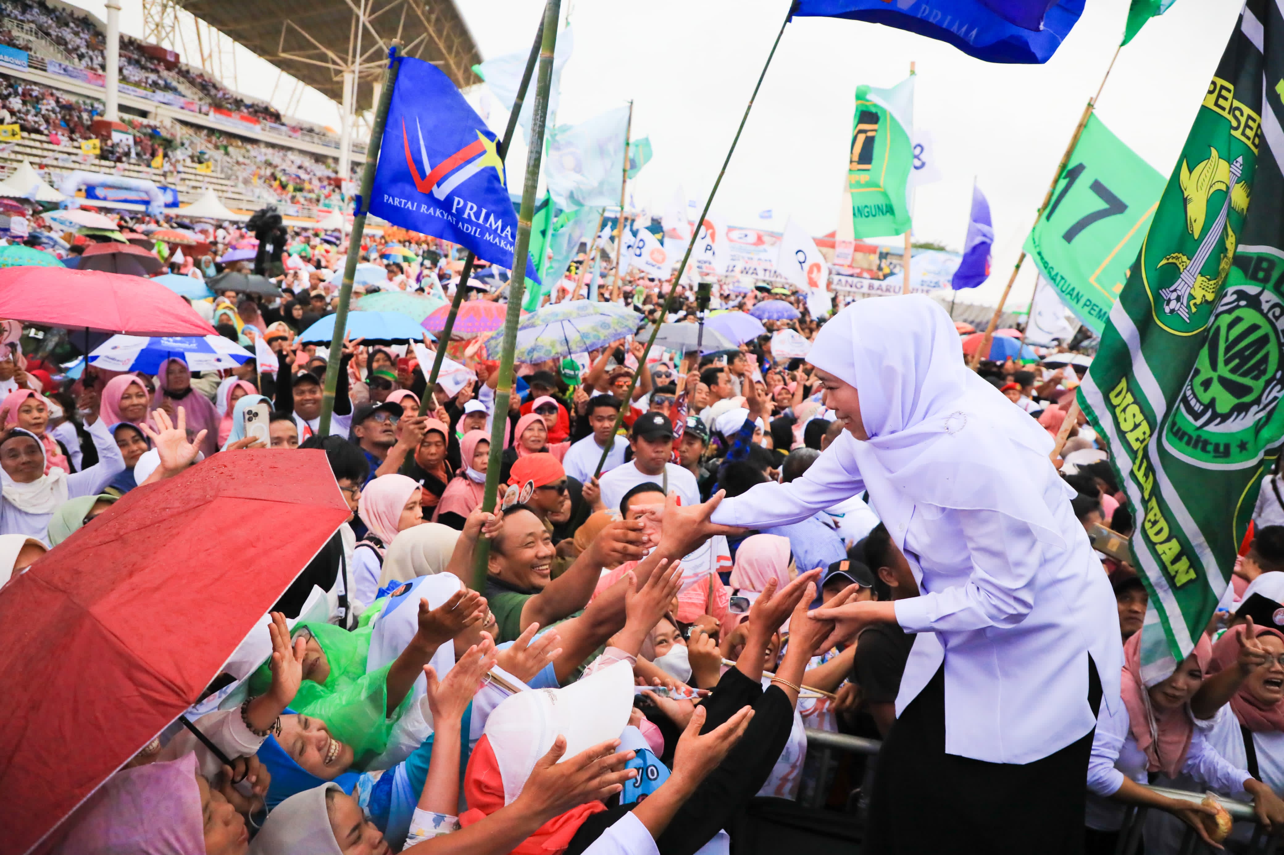 BEREBUTAN: Masyarakat yang hadir di acara kampanye akbar berebut bisa bersalaman dengan Cagub Jatim Khofifah Indar Parawansa.