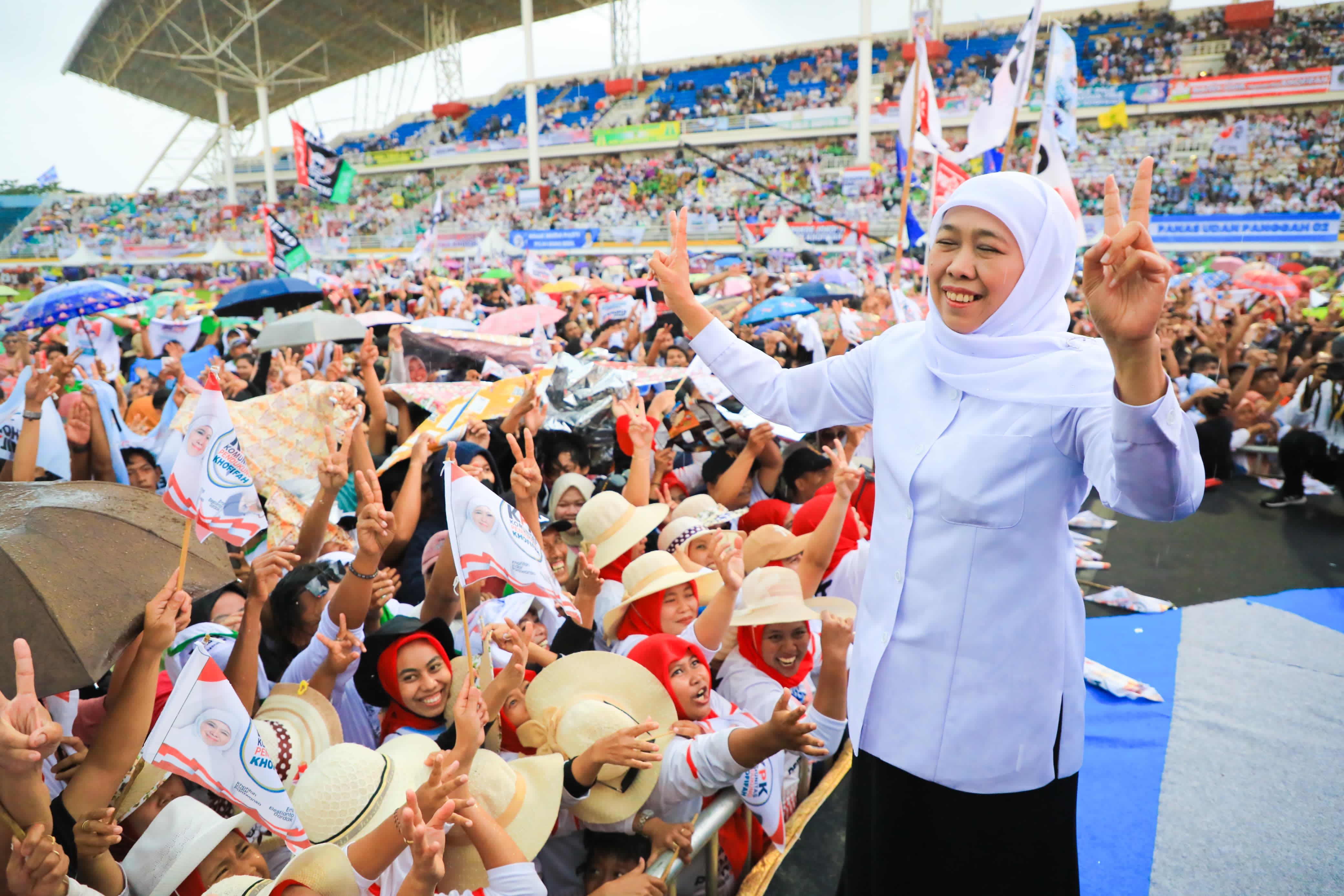 SALAM DUA JARI: Calon Gubernur Jawa Timur Khofifah Indar Parawansa menyapa ribuan masyarakat di Jember Sport Garden pada Minggu (10/11).