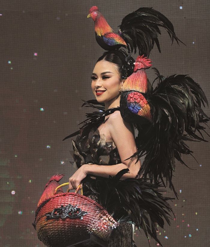 MEMUKAU: Miss Asia Global Indonesia 2024 RA Belva Elora menyapa pengunjung atrium Royal Plaza Mall Surabaya Minggu (10/11). (VIVIN AGUSTIN HARTONO/JPRM)