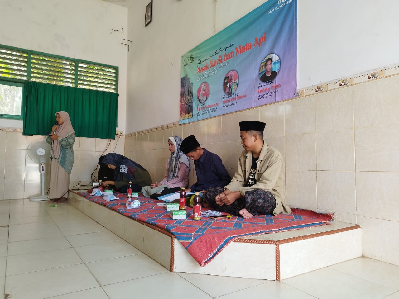 BUDAYAKAN MENULIS: Dari kiri, pemateri Nurul Ilmi Elbana, Siti Aina, Helmy Khan, dan Daviatul Umam dalam diskusi dan peluncuran buku Anak Kecil dan Mata Api di Yayasan Taufiqurrahman, Sabtu (9/11).