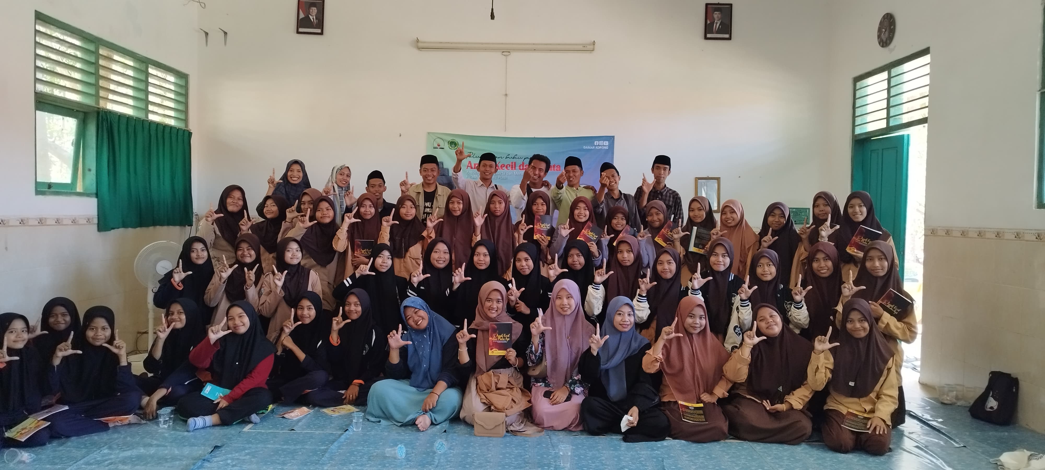 TINGKATKAN LITERASI: Peserta berfoto bersama pemateri setelah diskusi dan peluncuran buku puisi Anak Kecil dan Mata Api Komunitas Damar Korong di Yayasan Taufiqurrahman, Banuaju Timur, Batang-Batang.