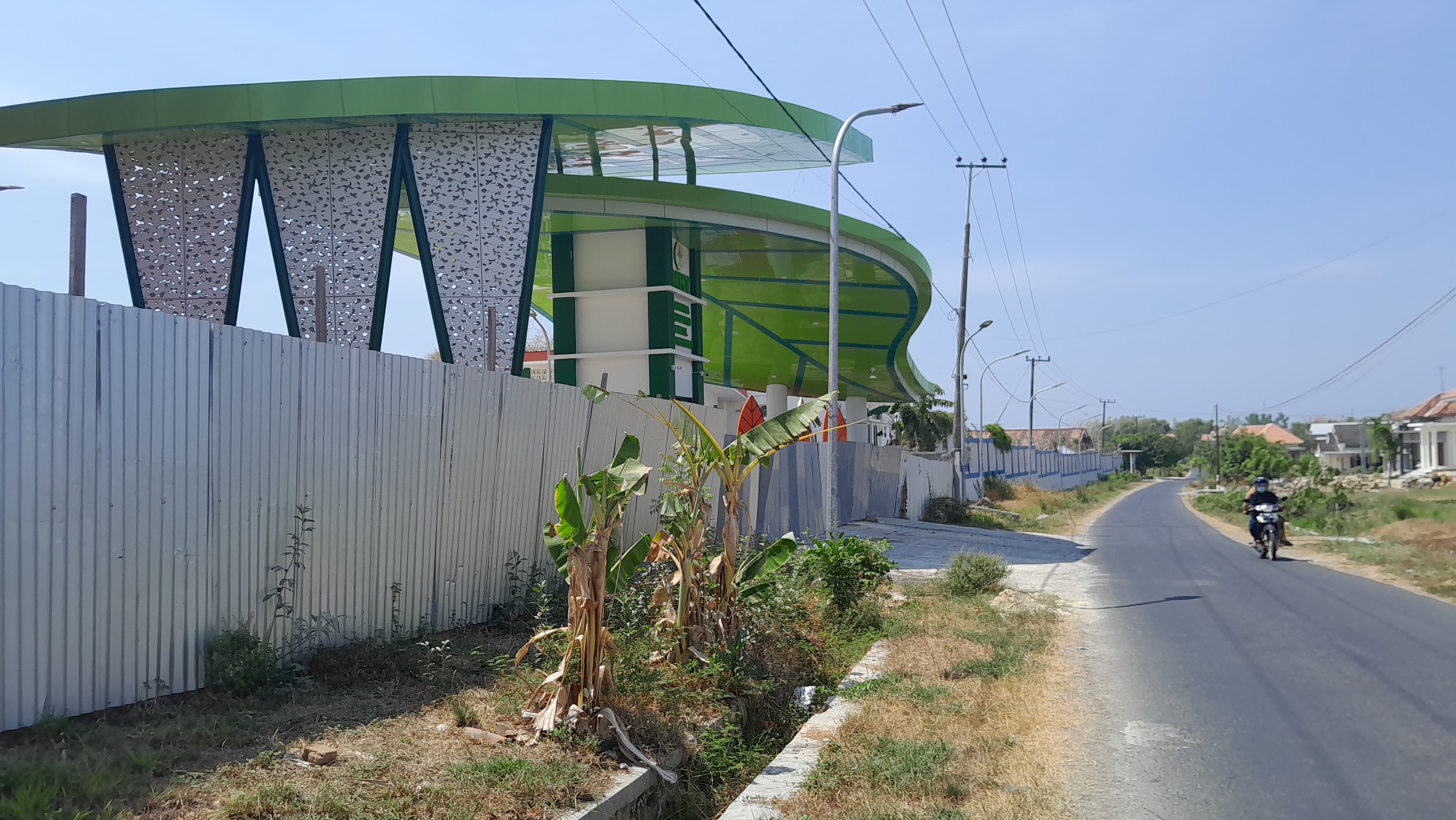 MEGAH: Gedung SIHT yang ada di Desa Gugul, Kecamatan Tlanakan, Pamekasan, Senin (14/10). (M. KHOLIL RAMLI/JPRM)