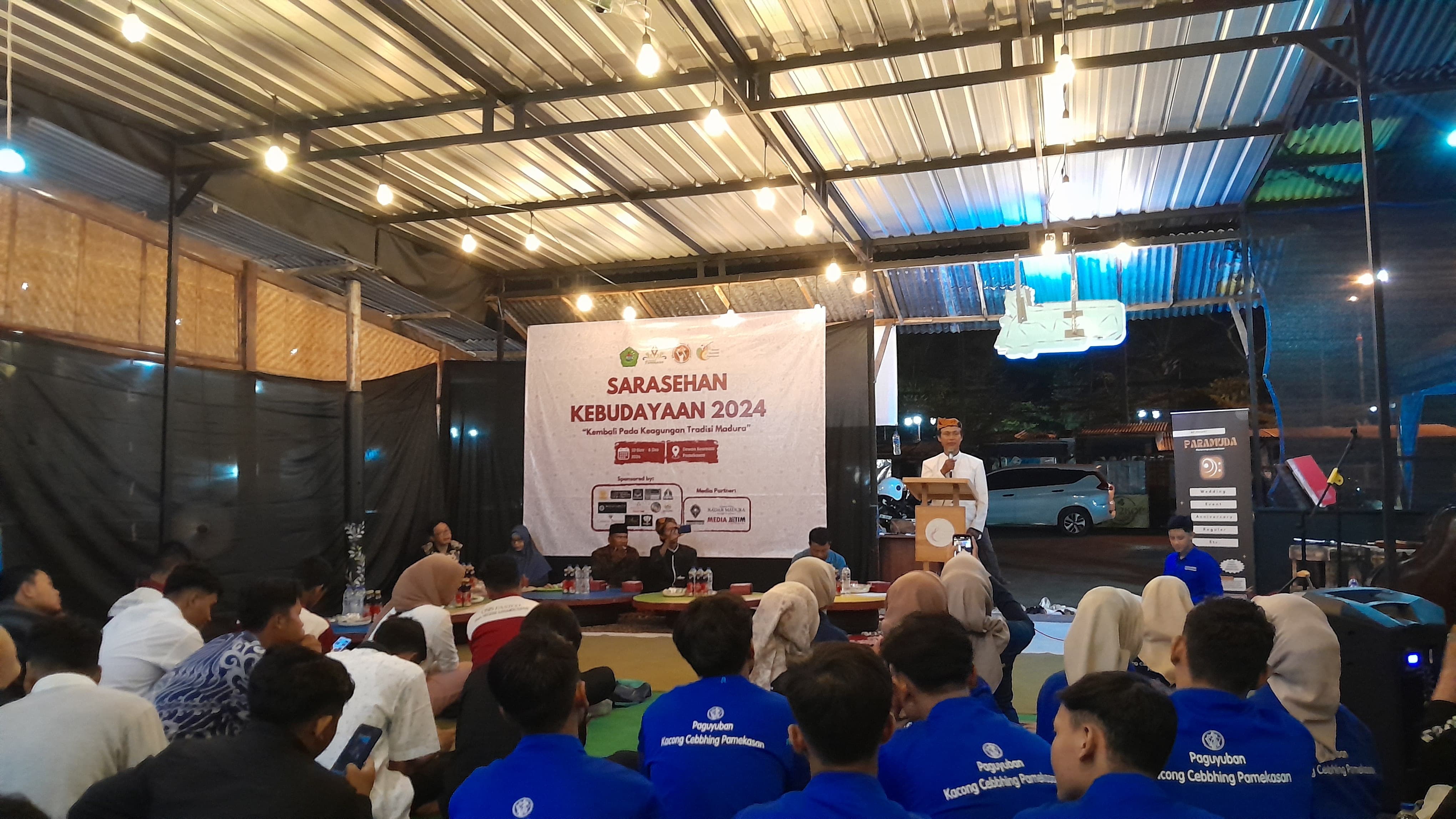 SEJARAH: Raden Miftah (baju putih) menyampaikan materi dalam acara Sarasehan Kebudayaan 2024, yang digelar Paguyuban Kacong Cebbhing Ronggosukowati Pamekasan, Minggu (10/11). (M. KHOLIL RAMLI/JPRM)