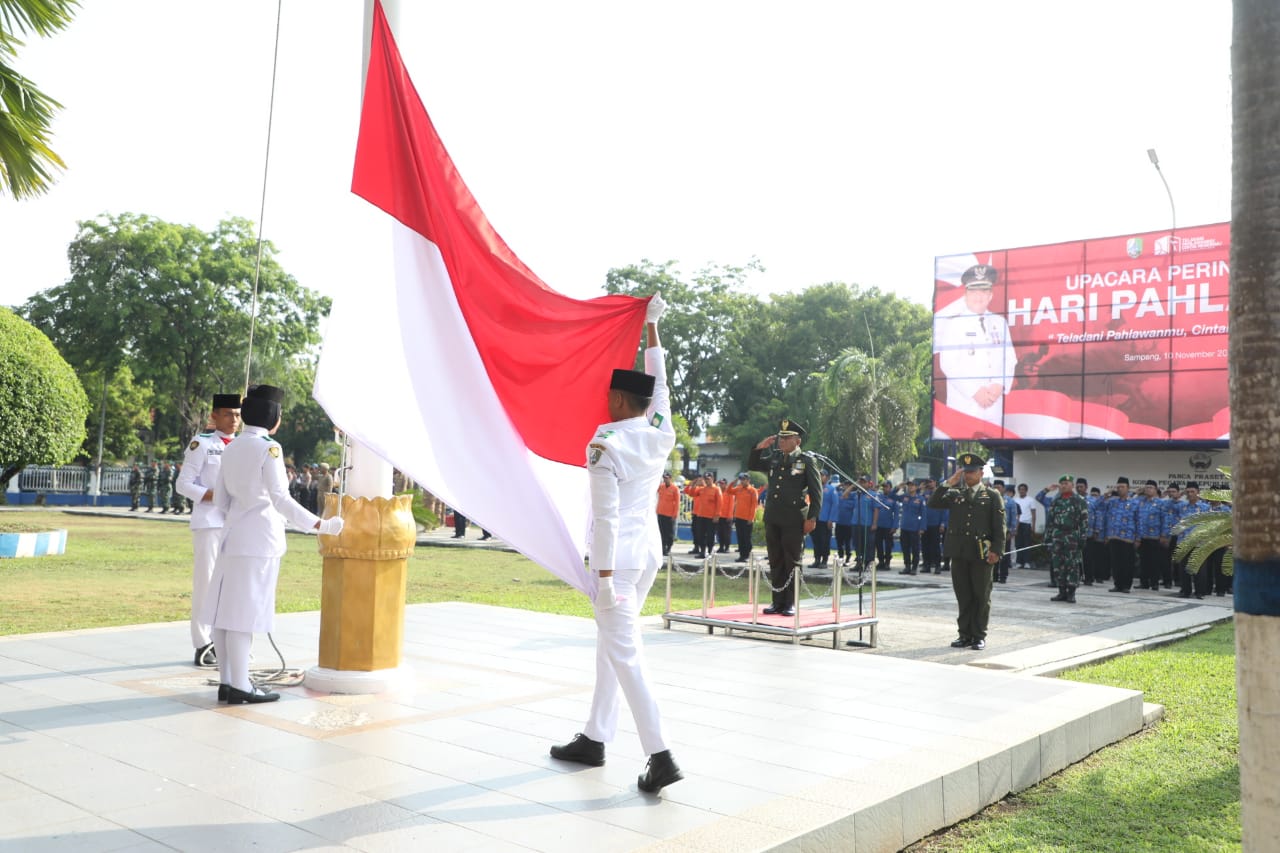 SEMANGAT: Sejumlah pejabat pemerintahan saat mengikuti upacara memperingati Hari Pahlawan di halaman kantor Pemkab Sampang, Minggu (10/11).