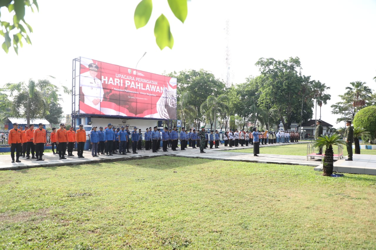 KHIDMAT: Para peserta mengikuti upacara dalam rangka memperingati Hari Pahlawan pada Minggu (10/11).